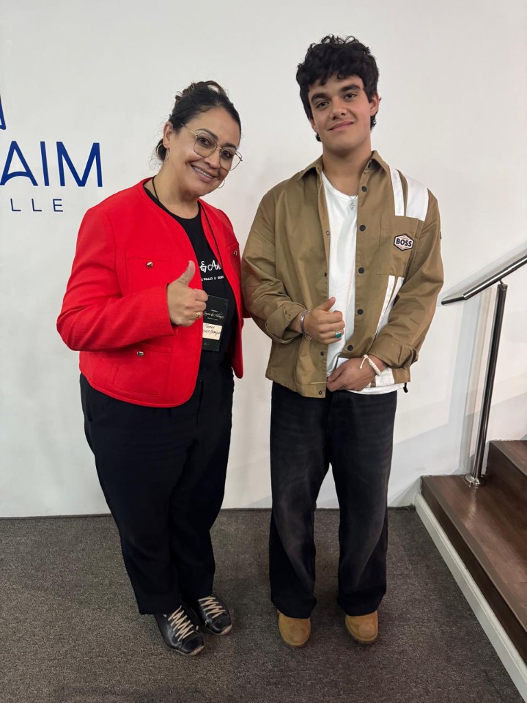 Sheylla Rodrigues com um participante da imersão de adoração em São Paulo